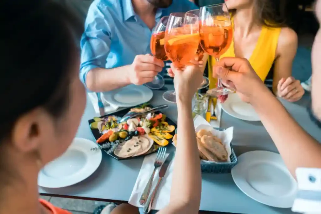 orang yang bersulang dengan alkohol 