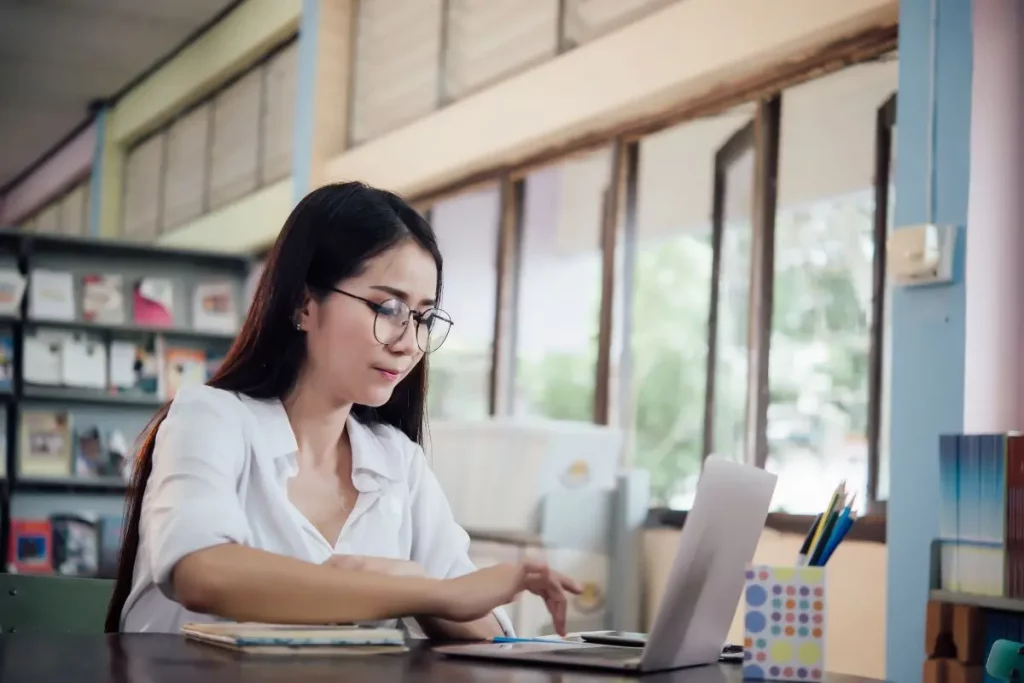 orang yang belajar di perpustakaan