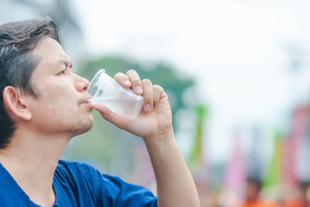 orang yang sedang minum air