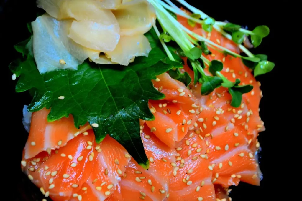 beberapa potongan ikan salmon sashimi