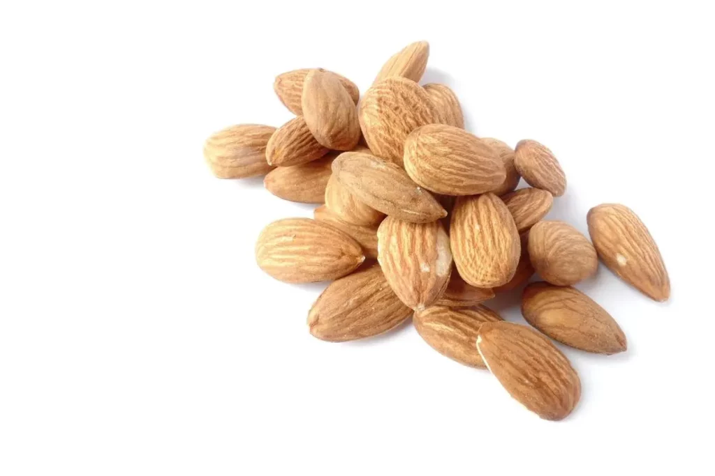 beberapa almond di atas meja