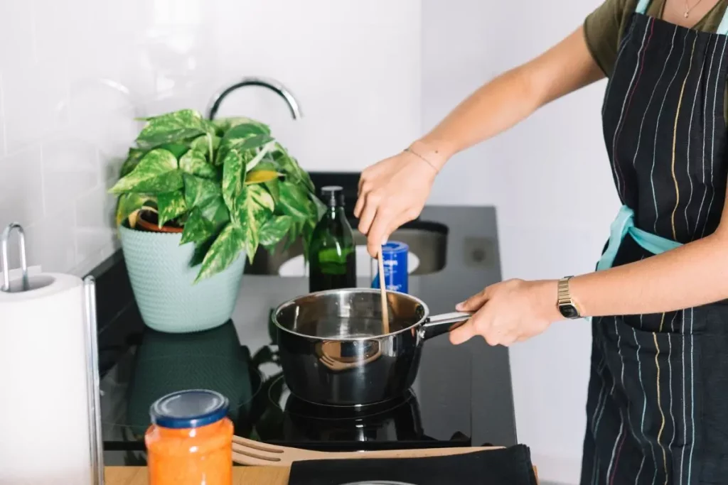 orang yang memasak di dapur