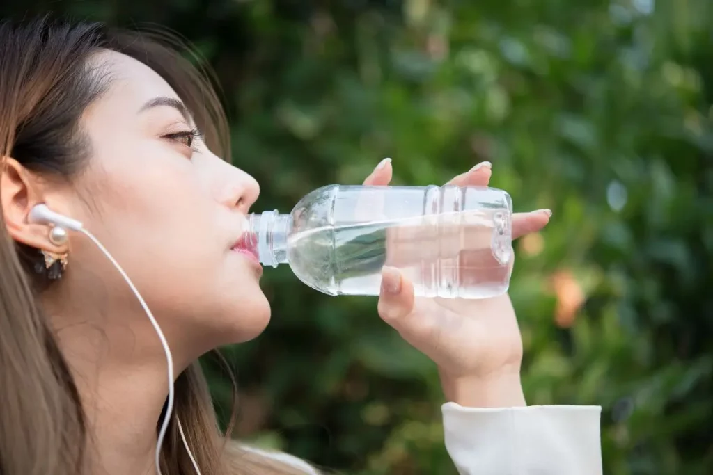 orang yang minum air mineral 