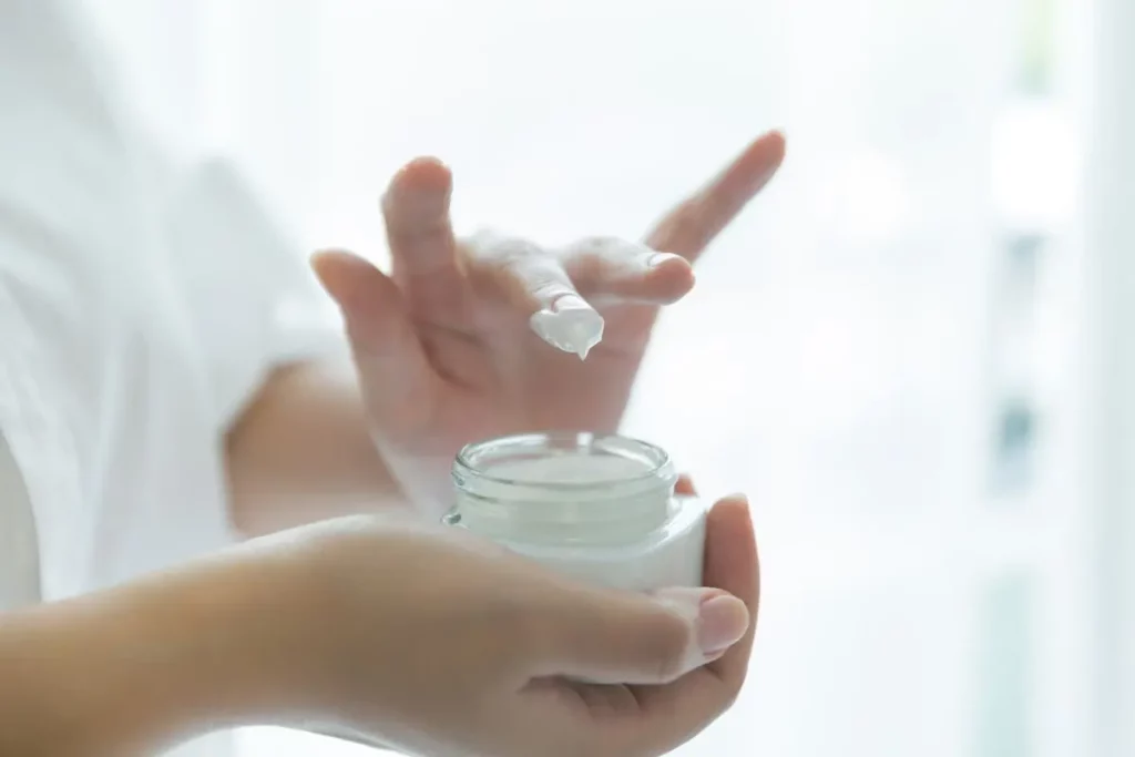 orang yang sedang memakai moisturiser