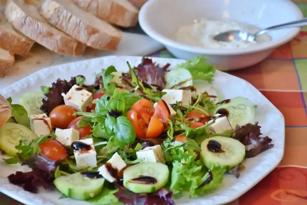 sepiring salad dan roti di atas meja