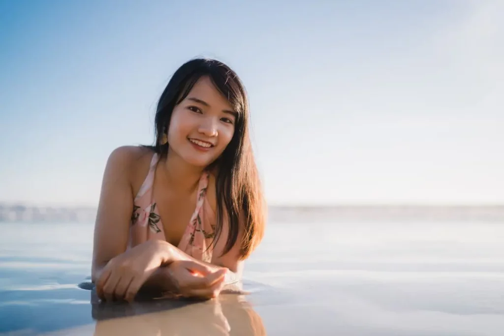 orang yang berjemur di pantai