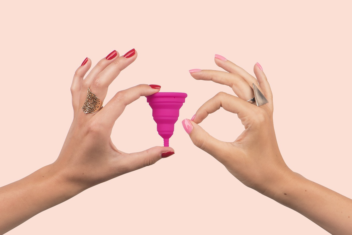 orang yang memegang menstrual cup