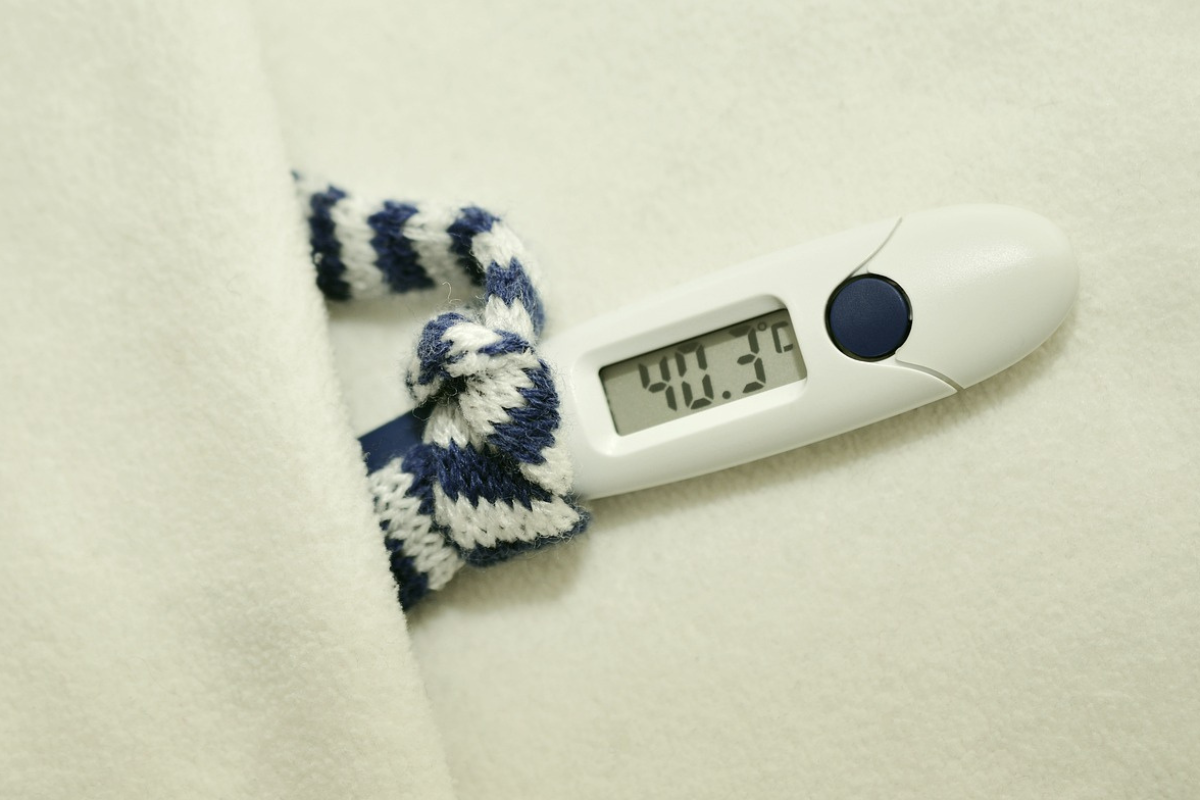 thermometer yang menunjukkan demam