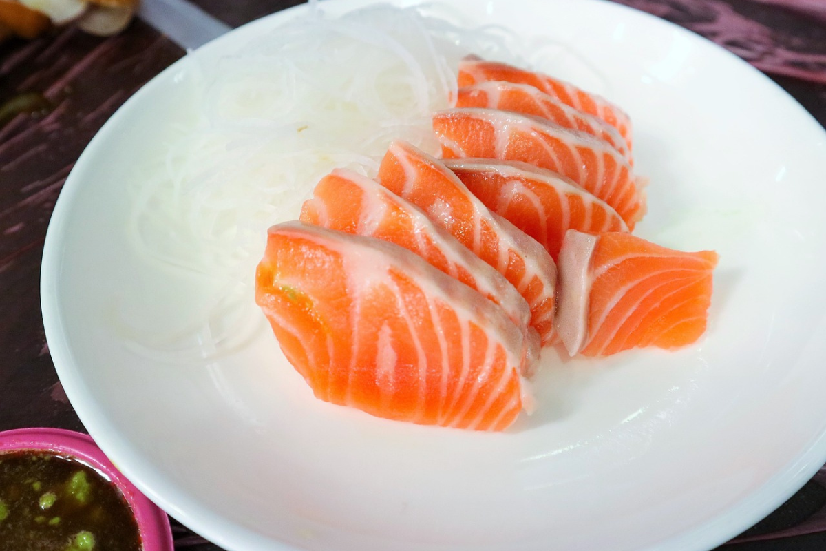 sashimi salmon di atas piring