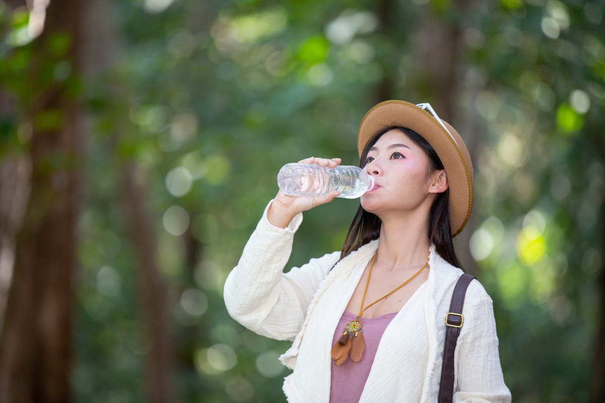 orang yang minum air dari botol